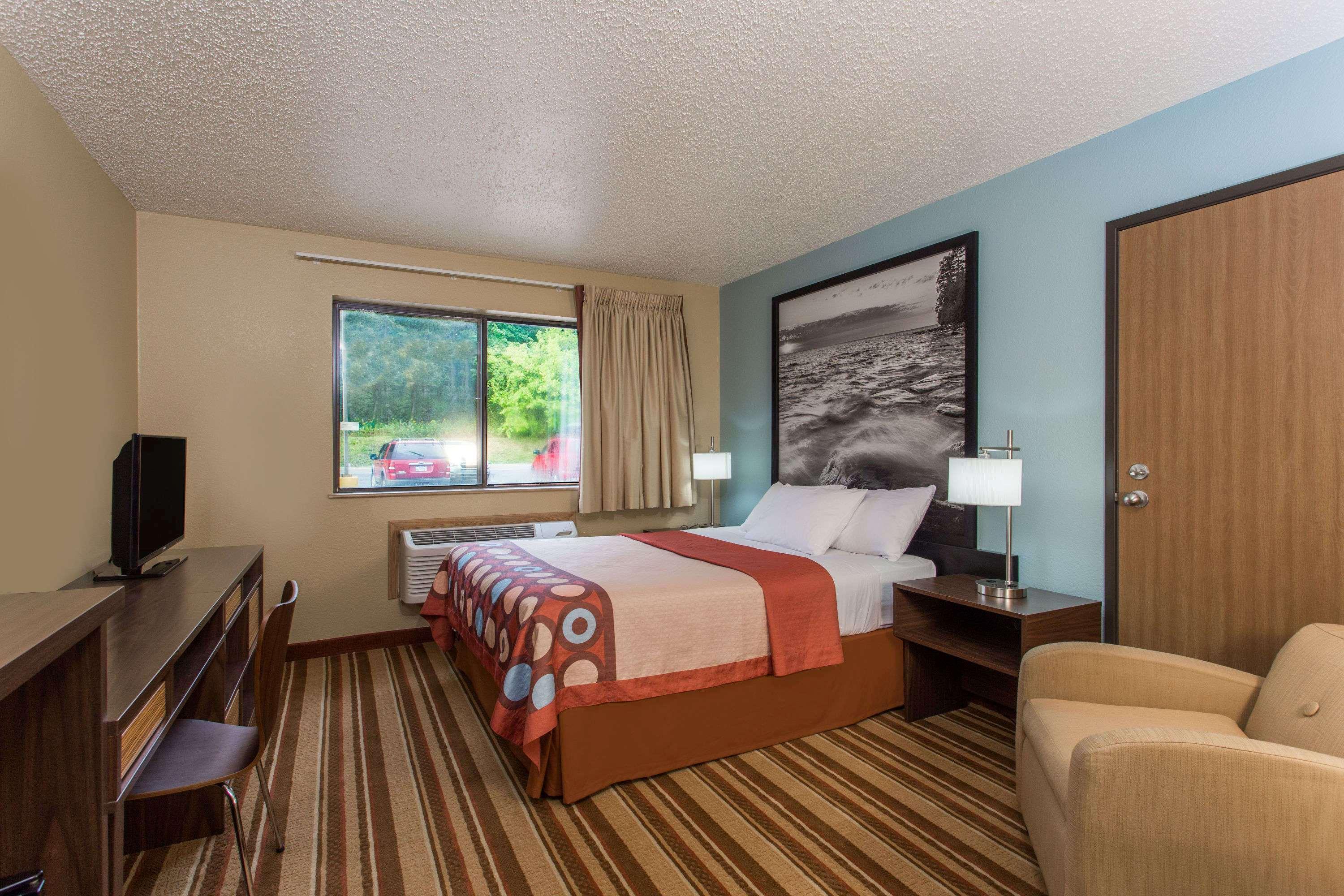 Super 8 By Wyndham Houghton Hotel Exterior photo
