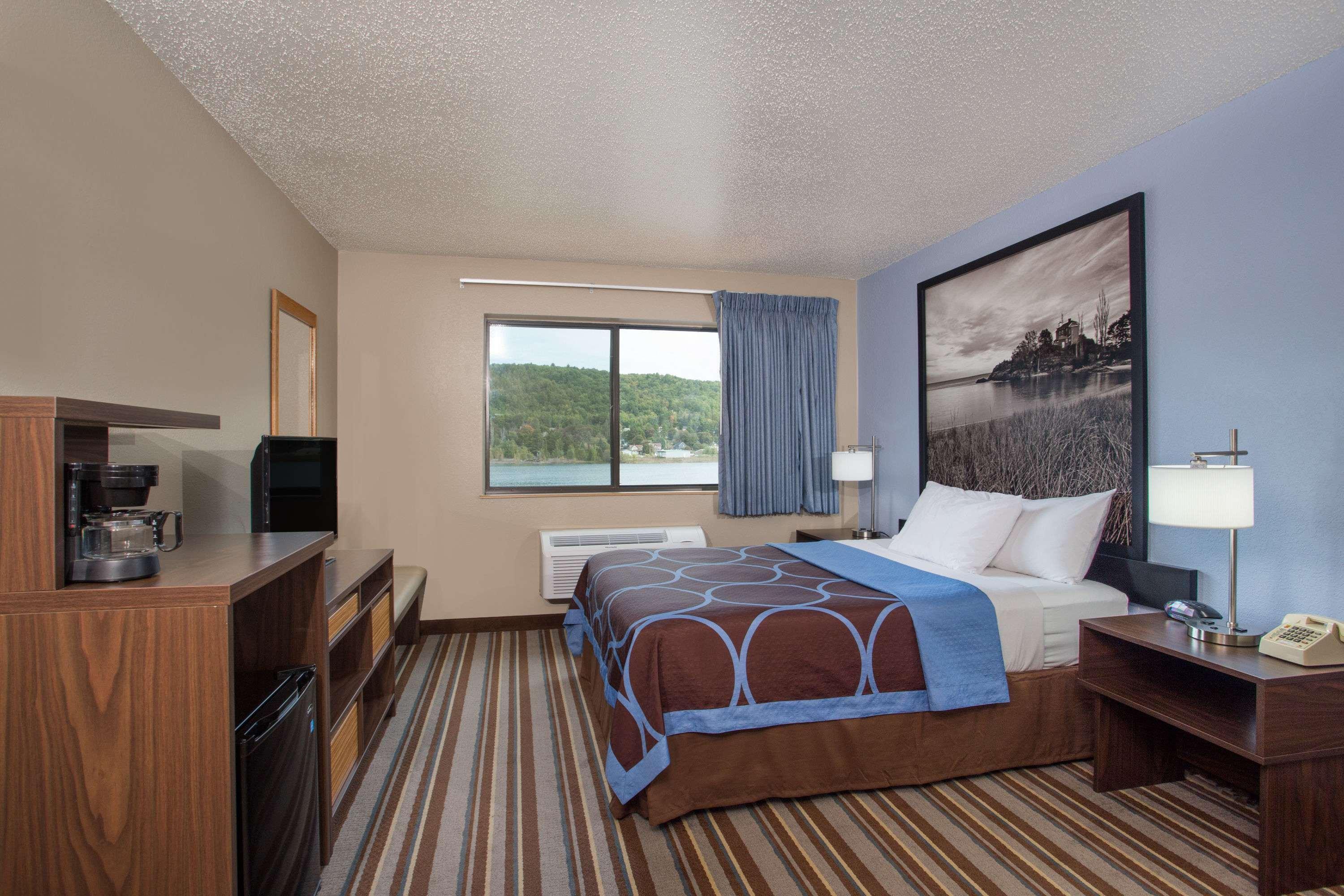 Super 8 By Wyndham Houghton Hotel Exterior photo