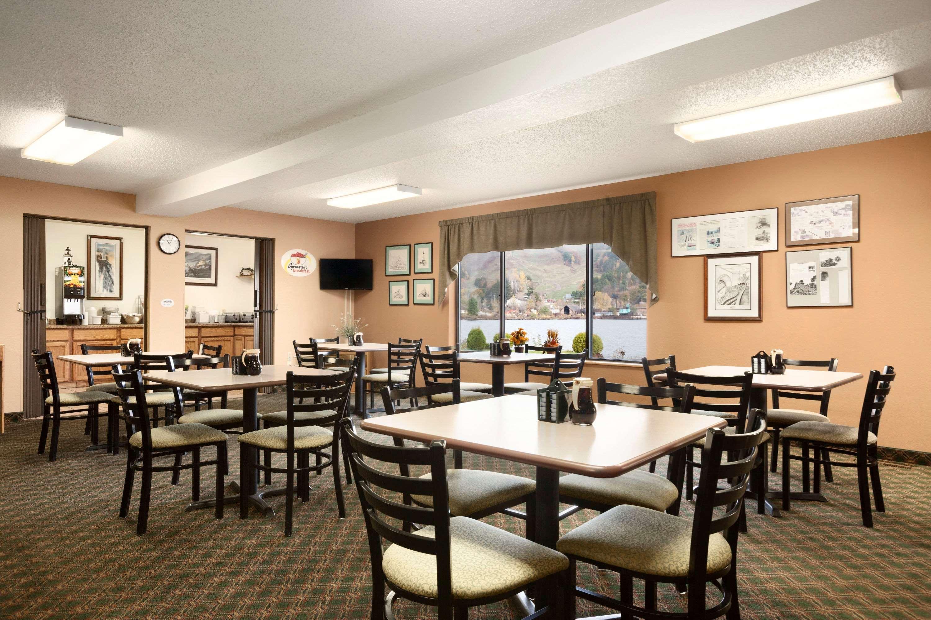 Super 8 By Wyndham Houghton Hotel Exterior photo