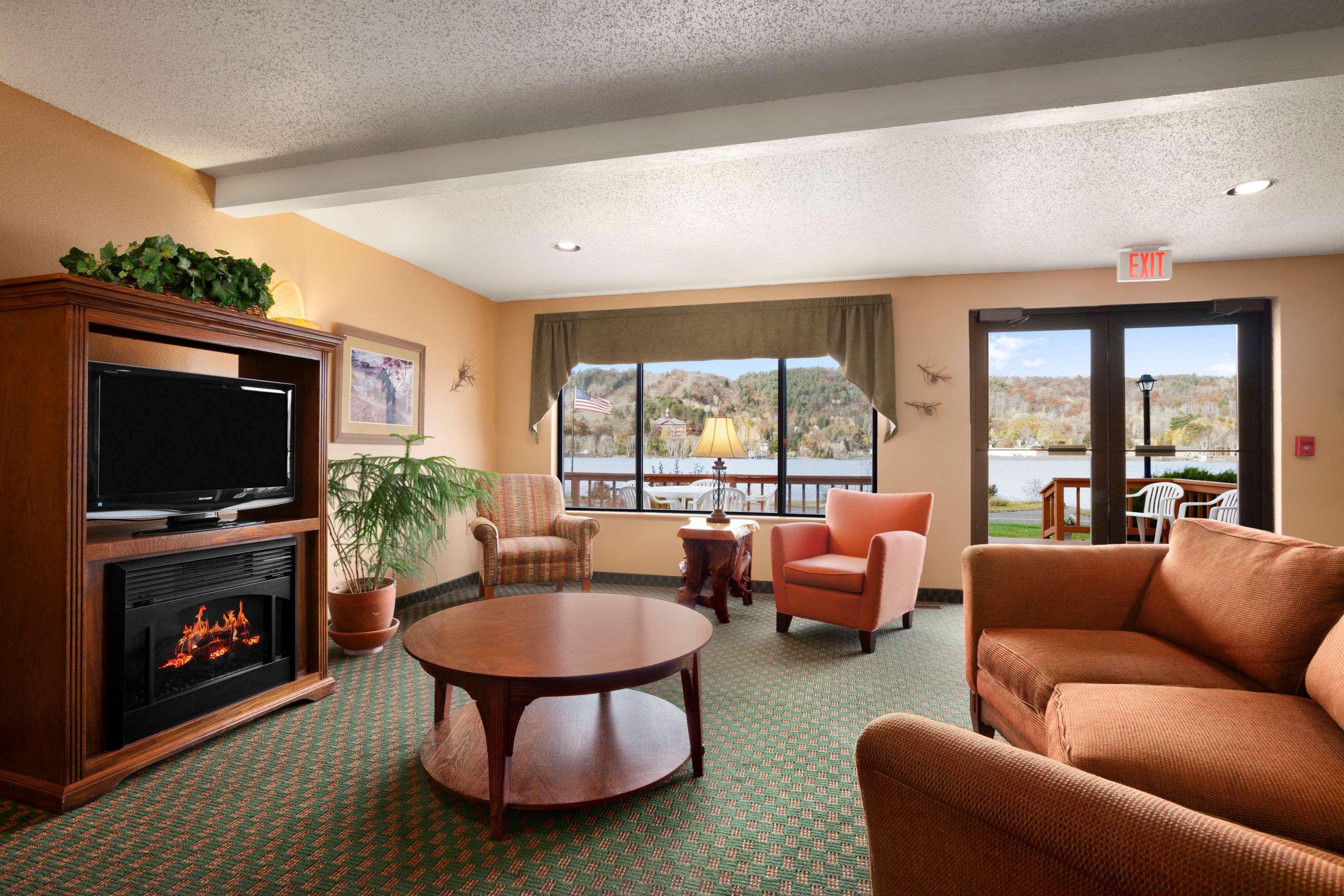 Super 8 By Wyndham Houghton Hotel Exterior photo