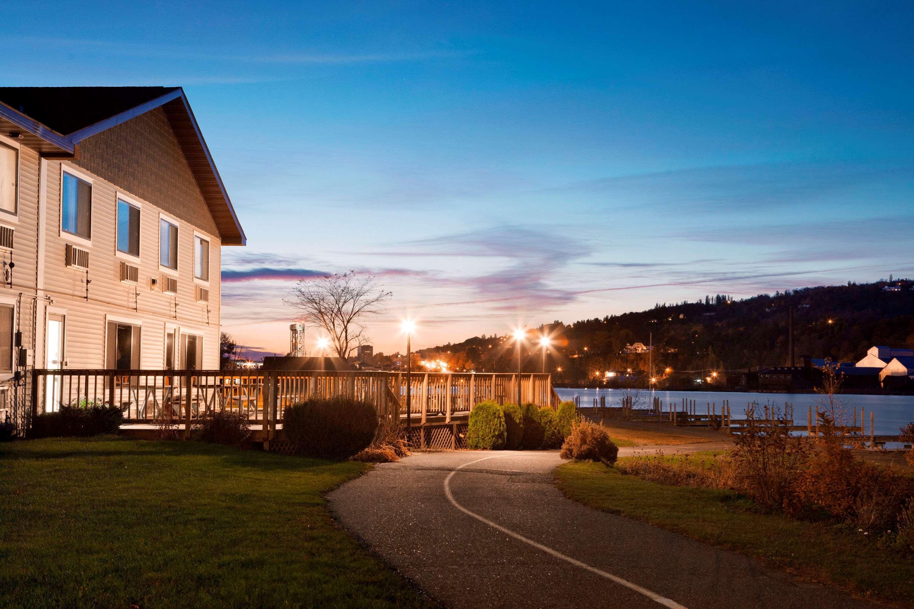 Super 8 By Wyndham Houghton Hotel Exterior photo