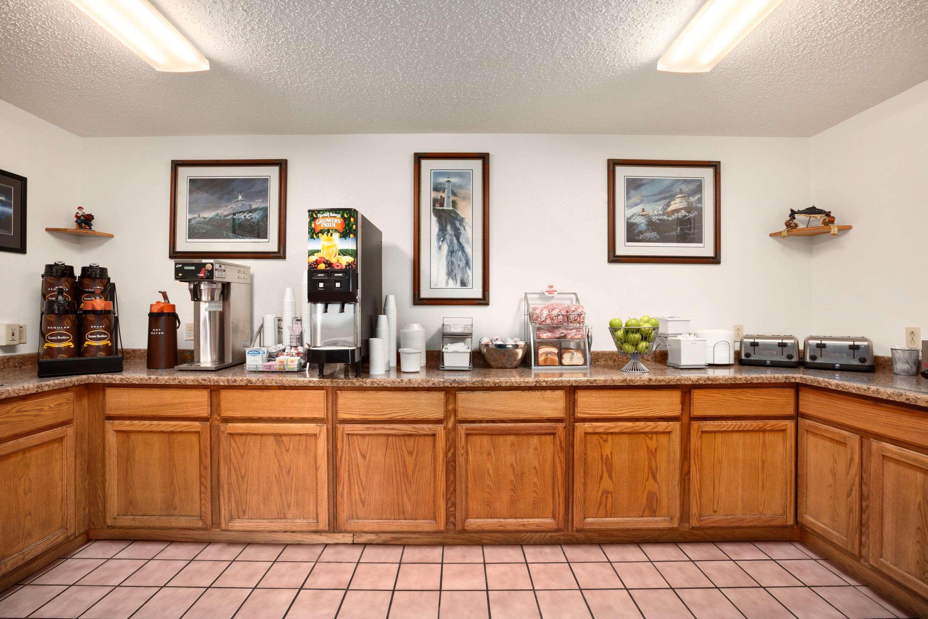 Super 8 By Wyndham Houghton Hotel Exterior photo