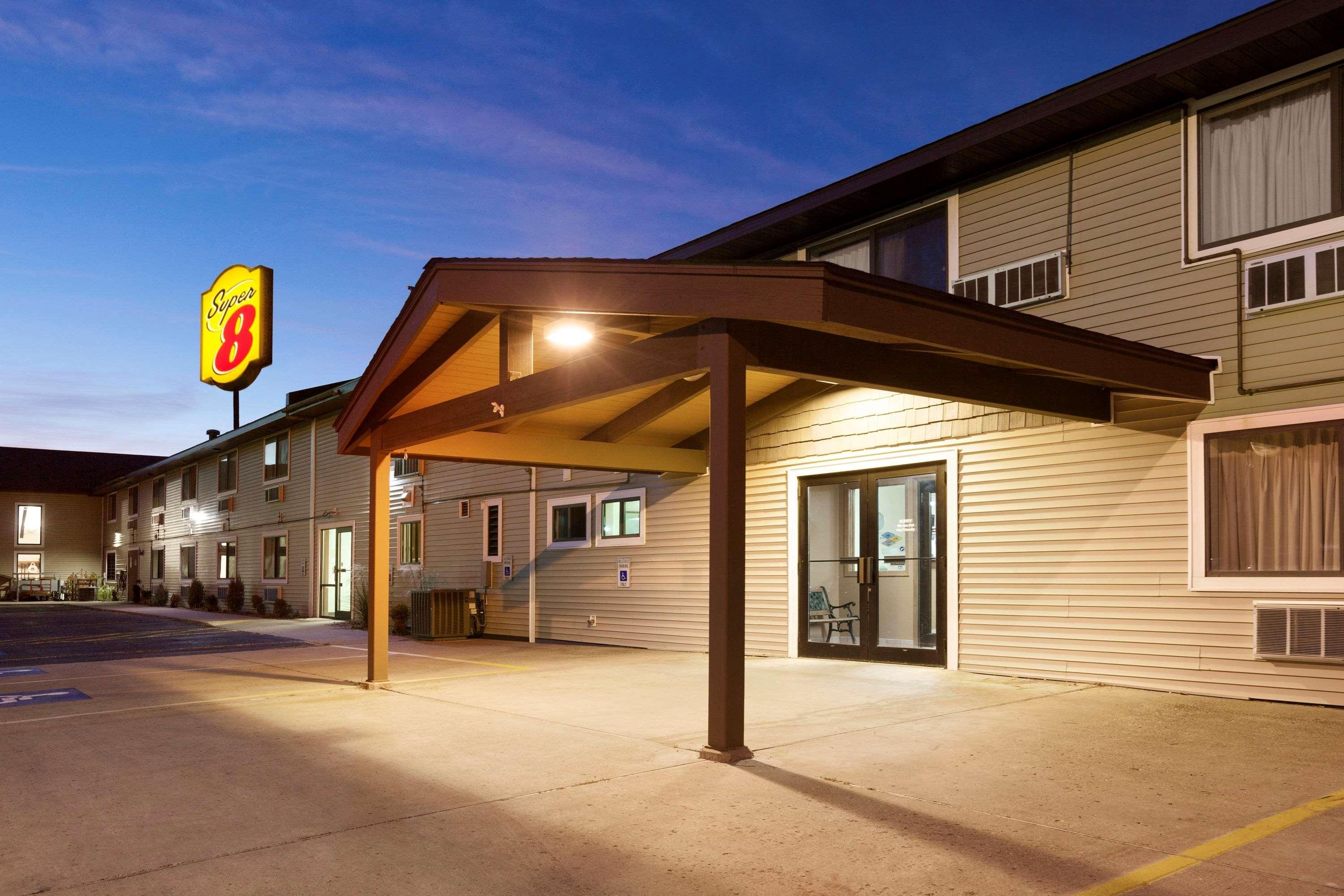 Super 8 By Wyndham Houghton Hotel Exterior photo