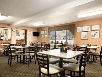 Super 8 By Wyndham Houghton Hotel Exterior photo