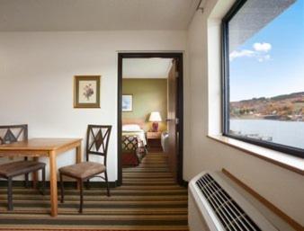 Super 8 By Wyndham Houghton Hotel Exterior photo